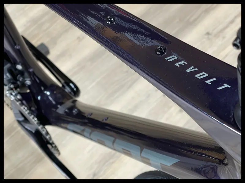 Giant Revolt Advanced Pro 1Gloss Black Currant Medium 2023-2